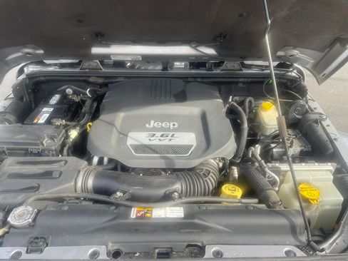 Used 2013 Jeep Wrangler Unlimited Sahara image 13