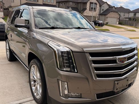 Used 2018 Cadillac Escalade Premium Luxury image 8