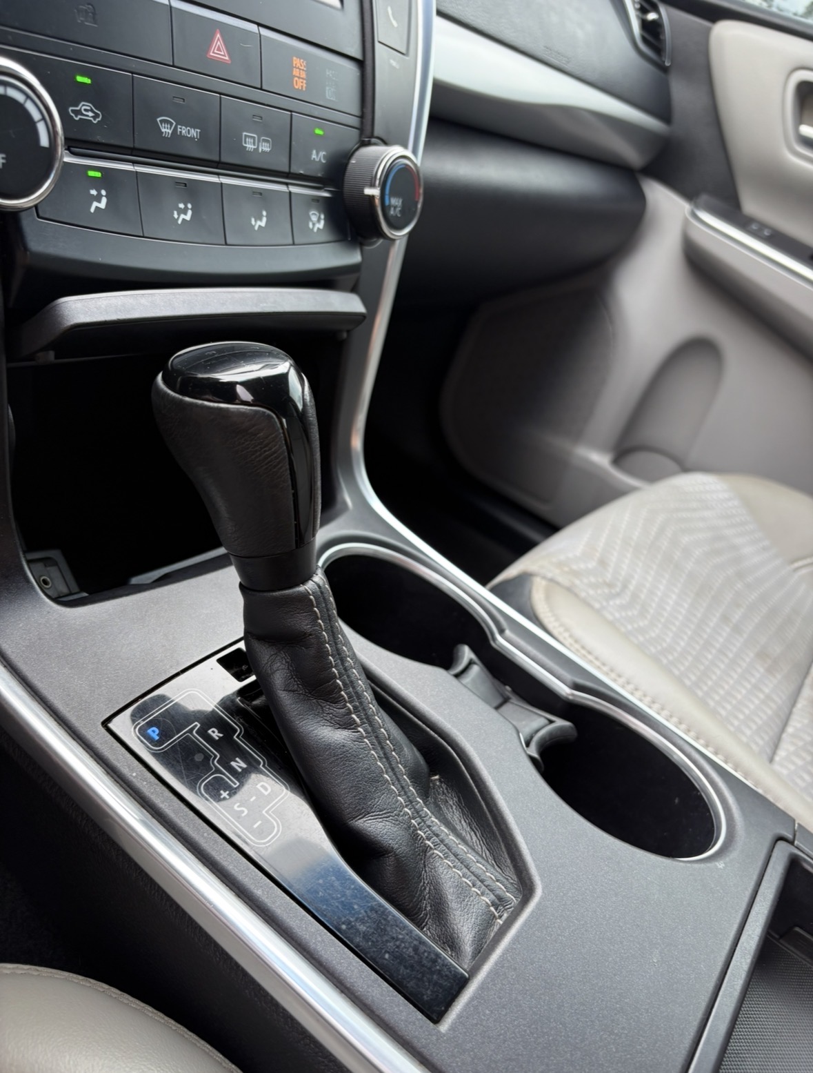 Used 2015 Toyota Camry SE w/ Moonroof Package FWD image 16