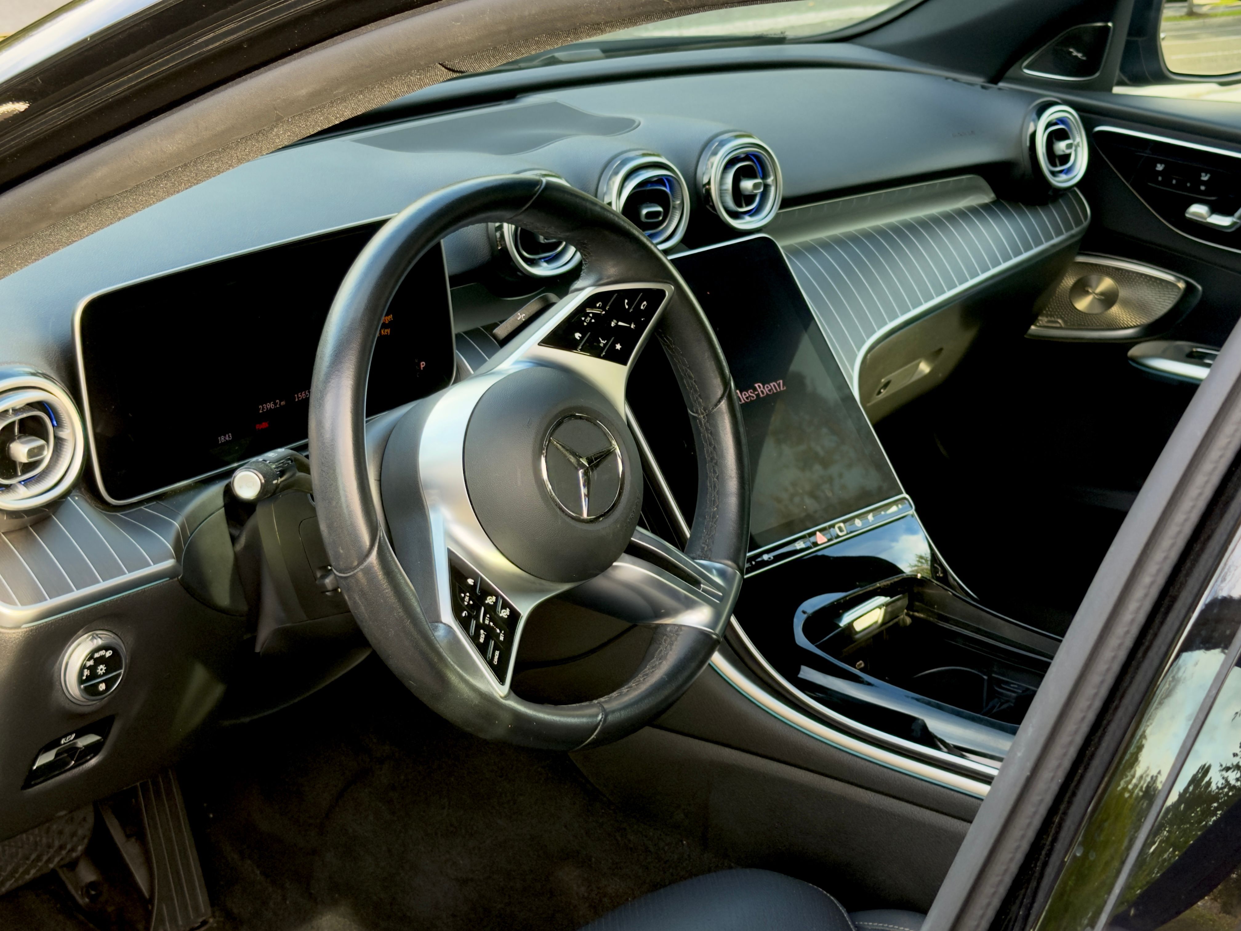 Used 2025 Mercedes-Benz C 300 Sedan image 2