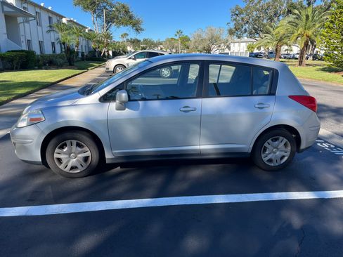 Used 2011 Nissan Versa 1.8 S image 4