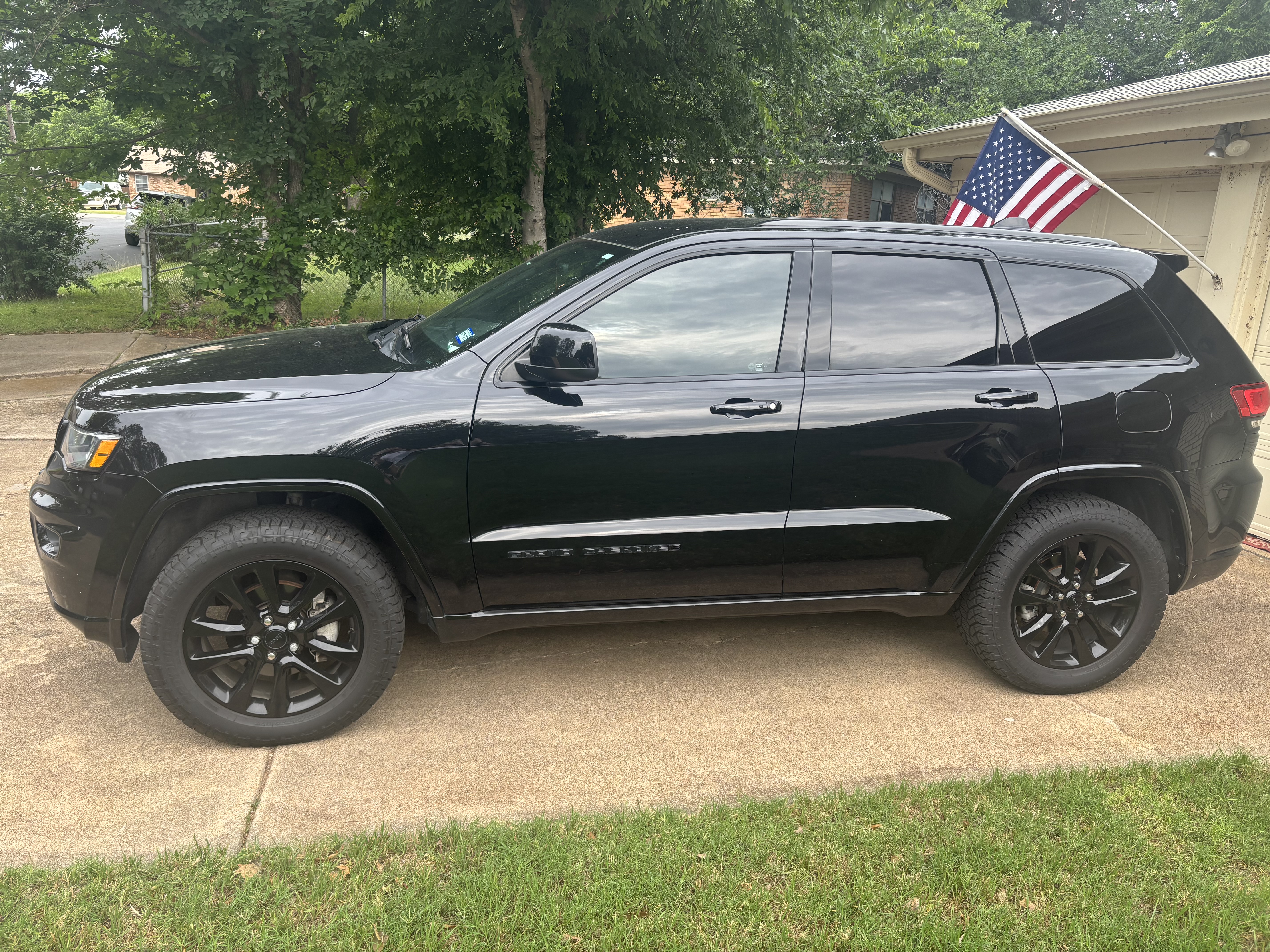 Used 2017 Jeep Grand Cherokee Altitude AWD/4WD image 8
