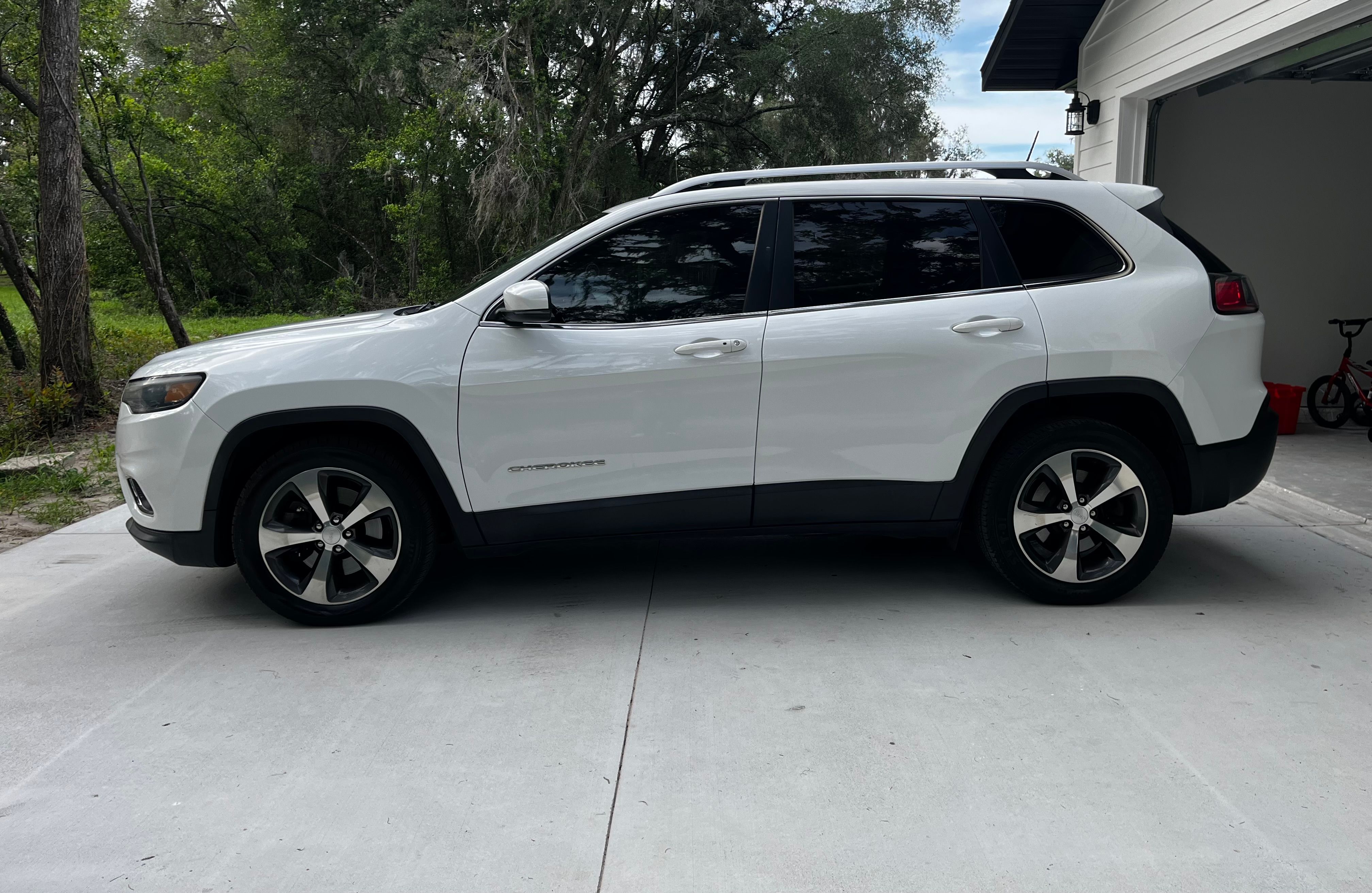 Used 2019 Jeep Cherokee Limited FWD image 2
