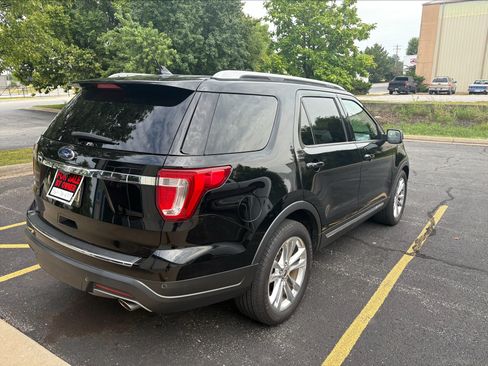 Used 2018 Ford Explorer XLT w/ Equipment Group 202A FWD image 4