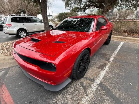 Used 2016 Dodge Challenger SRT Hellcat image 1