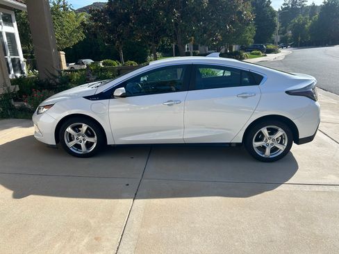 Used 2018 Chevrolet Volt LT w/ Comfort Package FWD image 5