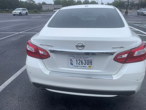 Used 2016 Nissan Altima 3.5 SL w/ 3.5 Technology Package FWD image 2