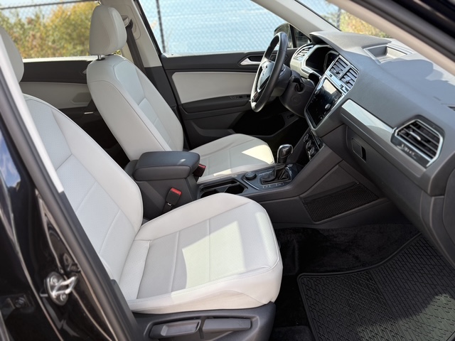 Used 2020 Volkswagen Tiguan SEL AWD/4WD image 12