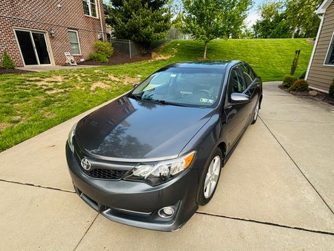 Used 2014 Toyota Camry SE FWD image 2
