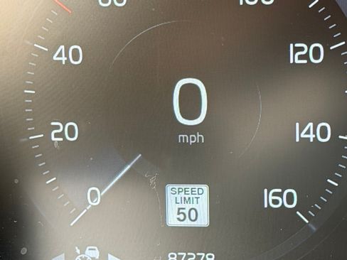 Used 2021 Volvo XC90 T5 Momentum w/ Protection Package Premier image 12