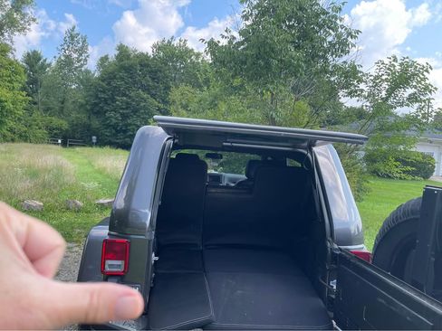 Used 2018 Jeep Wrangler Unlimited Rubicon w/ Connectivity Group image 6