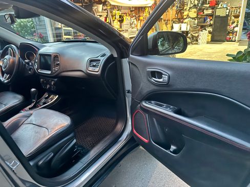 Used 2019 Jeep Compass Trailhawk w/ Leather Interior Group AWD/4WD image 12
