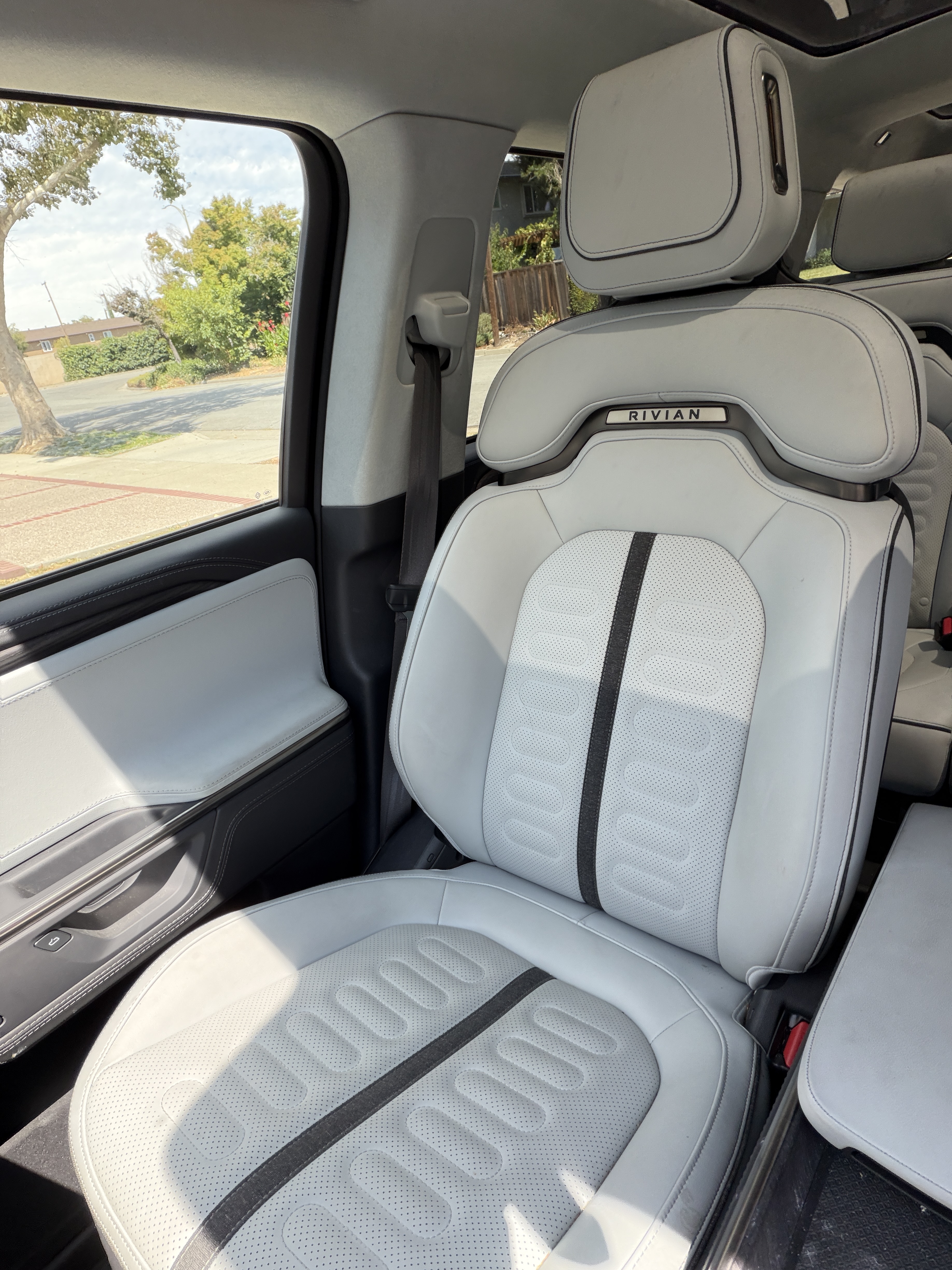 Used 2025 Rivian R1S Adventure Dual AWD/4WD image 6