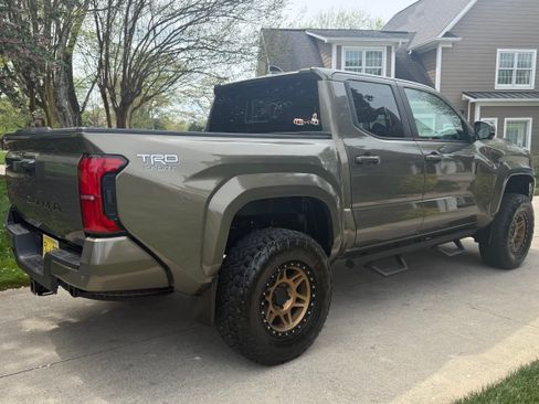 Used 2024 Toyota Tacoma TRD Sport w/ TRD Sport Premium Package image 4