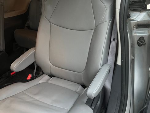 Used 2022 Toyota Sienna XLE FWD image 16