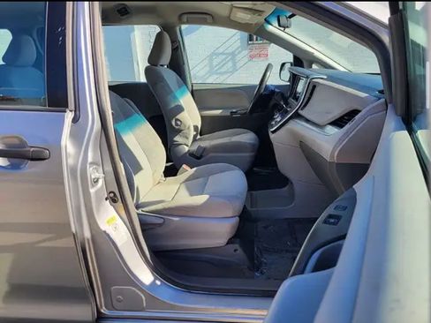 Used 2017 Toyota Sienna L image 5
