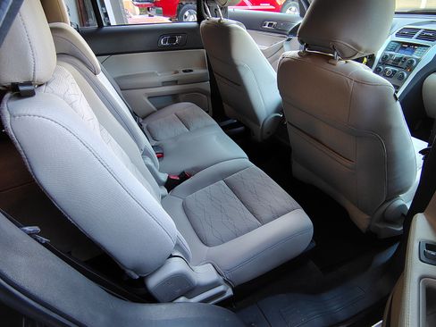 Used 2014 Ford Explorer XLT image 12