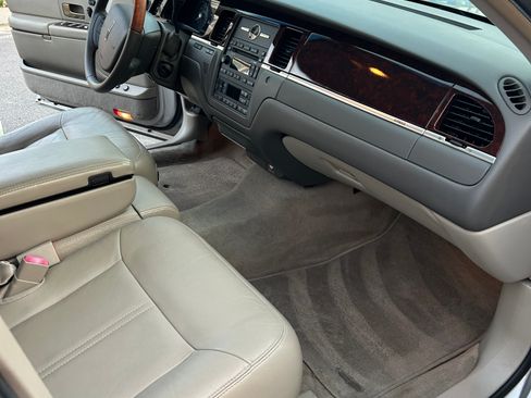 Used 2009 Lincoln Town Car Signature Limited image 12