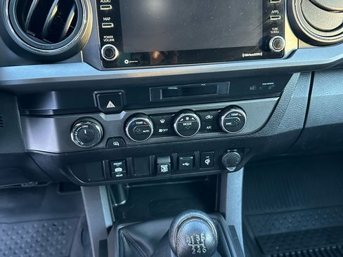 Used 2022 Toyota Tacoma TRD Off-Road image 10