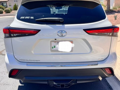 Used 2021 Toyota Highlander XLE FWD image 2