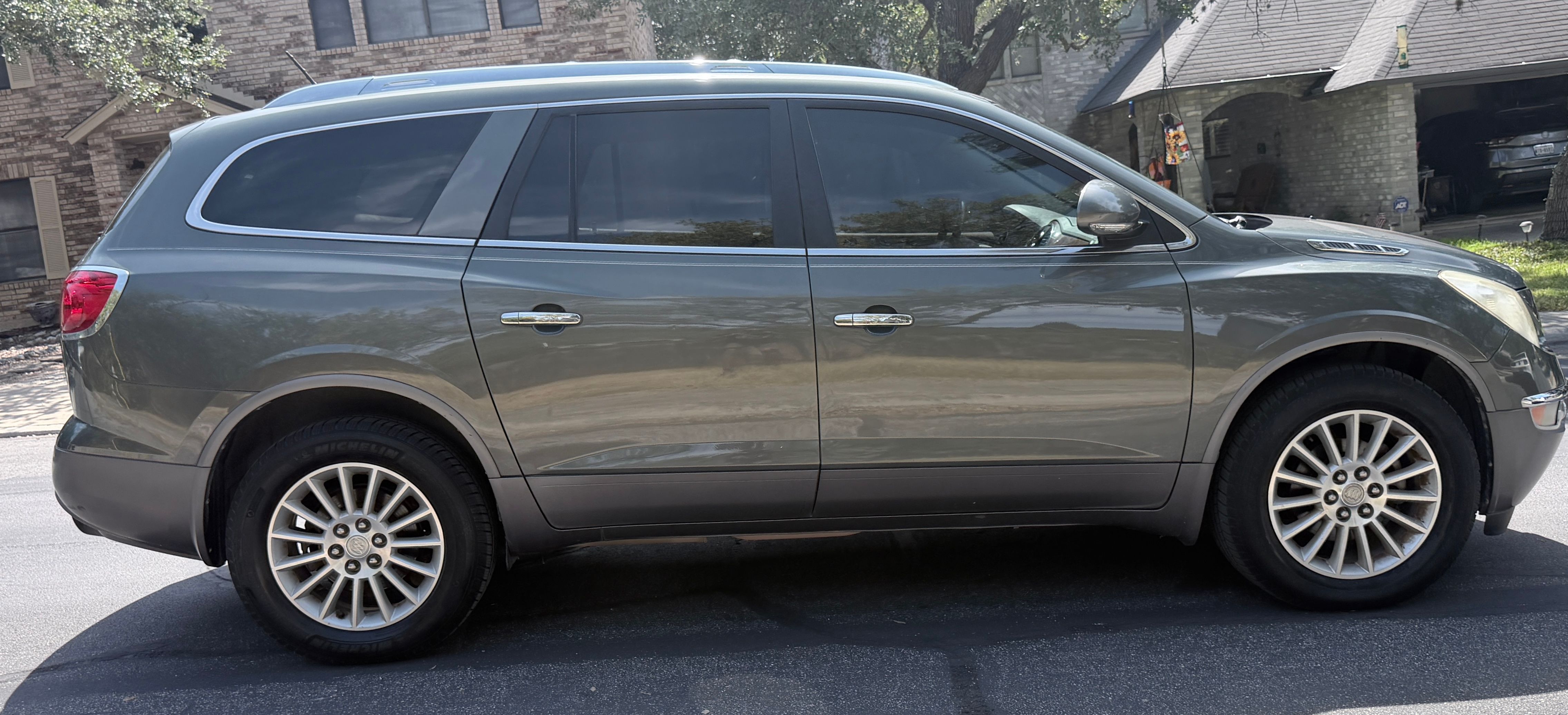 Used 2011 Buick Enclave CXL FWD image 22
