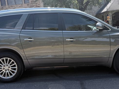 Used 2011 Buick Enclave CXL FWD image 22