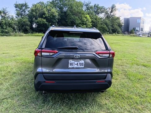 Used 2021 Toyota RAV4 XLE FWD image 5