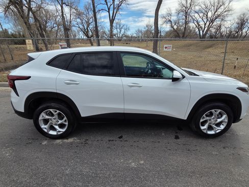 Used 2024 Chevrolet Trax LS w/ LS Convenience Package image 5