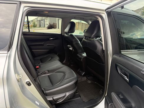 Used 2020 Toyota Highlander XLE AWD/4WD image 2