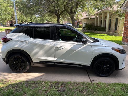 Used 2023 Nissan Kicks SR w/ SR Premium Package FWD image 2