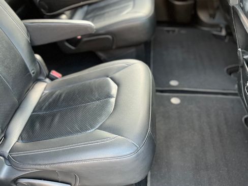 Used 2021 Chrysler Pacifica Touring-L w/ Uconnect Theater Family Group FWD image 12