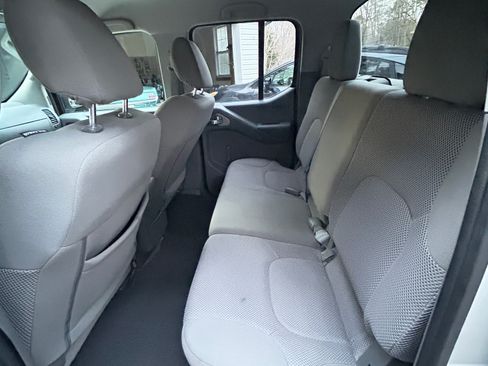 Used 2018 Nissan Frontier SV image 10