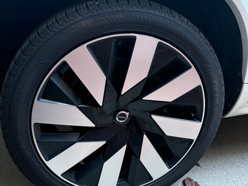 Used 2023 Volvo XC90 T8 Ultimate w/ Lounge Package image 12