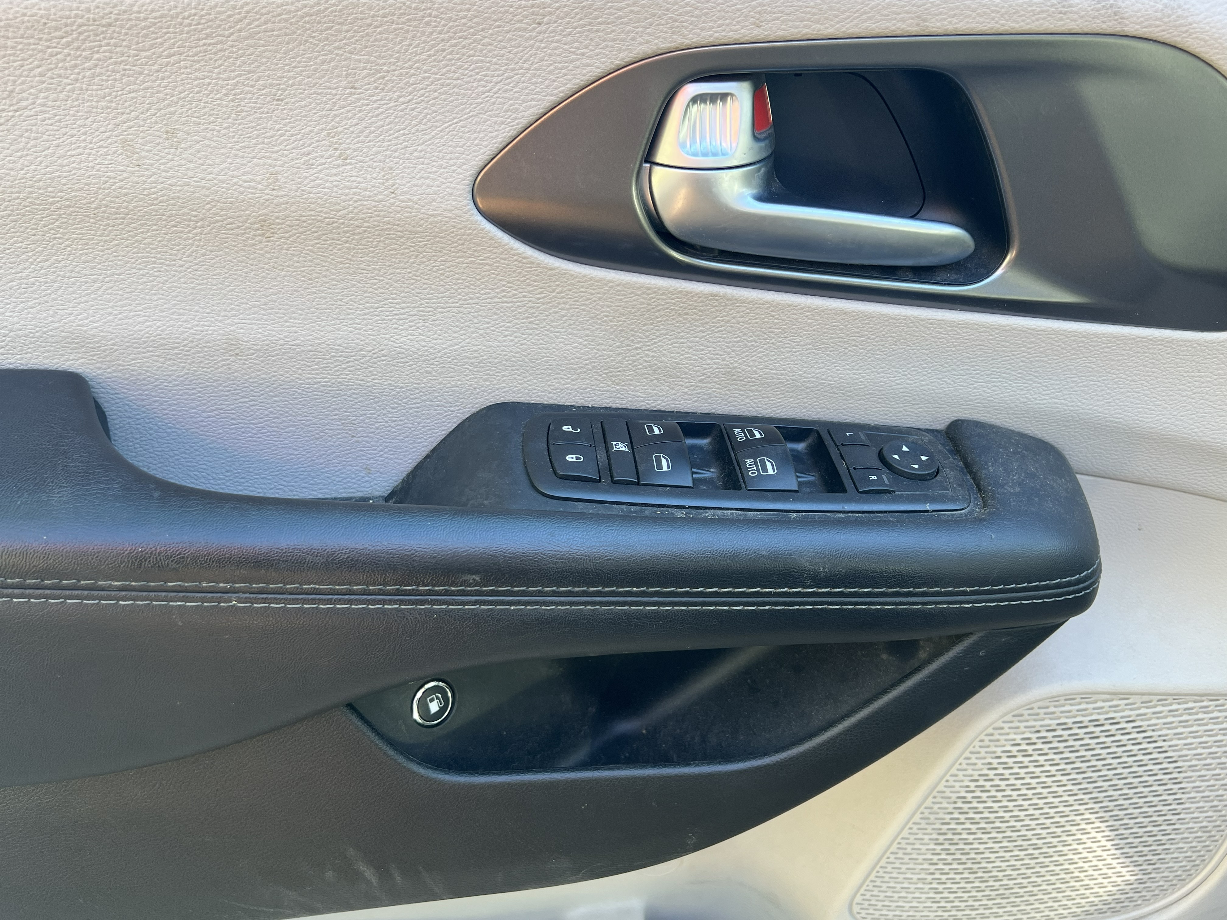 Used 2017 Chrysler Pacifica Platinum FWD image 18