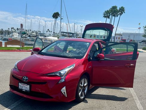 Used 2016 Toyota Prius Three Touring FWD image 17