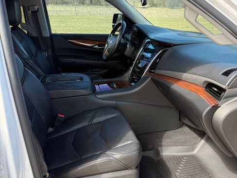 Used 2016 Cadillac Escalade ESV Premium image 9