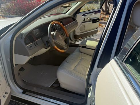 Used 2004 Lincoln Town Car Ultimate RWD image 12