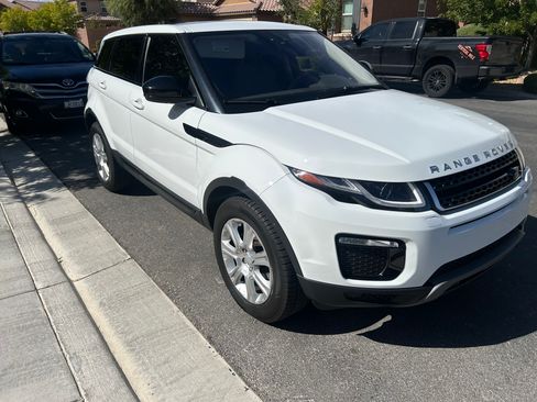 Used 2018 Land Rover Range Rover Evoque SE Premium image 2