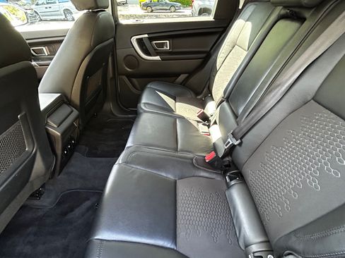 Used 2017 Land Rover Discovery Sport SE image 11