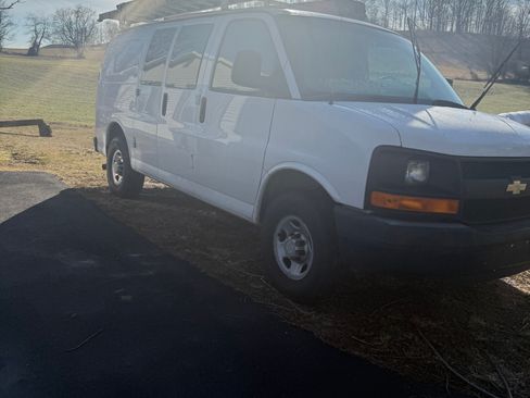 Used 2013 Chevrolet Express 2500 image 6