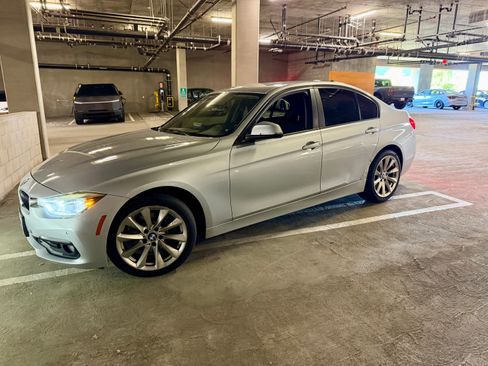 Used 2018 BMW 320i Sedan RWD image 5