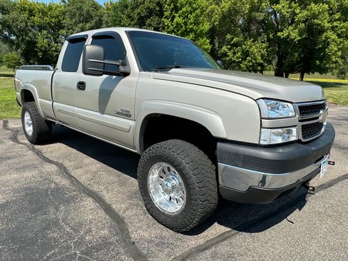 Used 2006 Chevrolet Silverado 2500 LT w/ Heavy-Duty Power Package AWD/4WD image 4