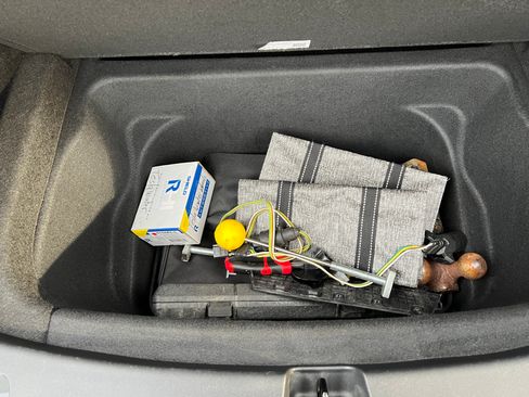 Used 2022 Tesla Model Y Long Range image 9