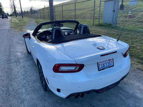 Used 2018 FIAT 124 Spider Abarth w/ Convenience Group RWD image 2