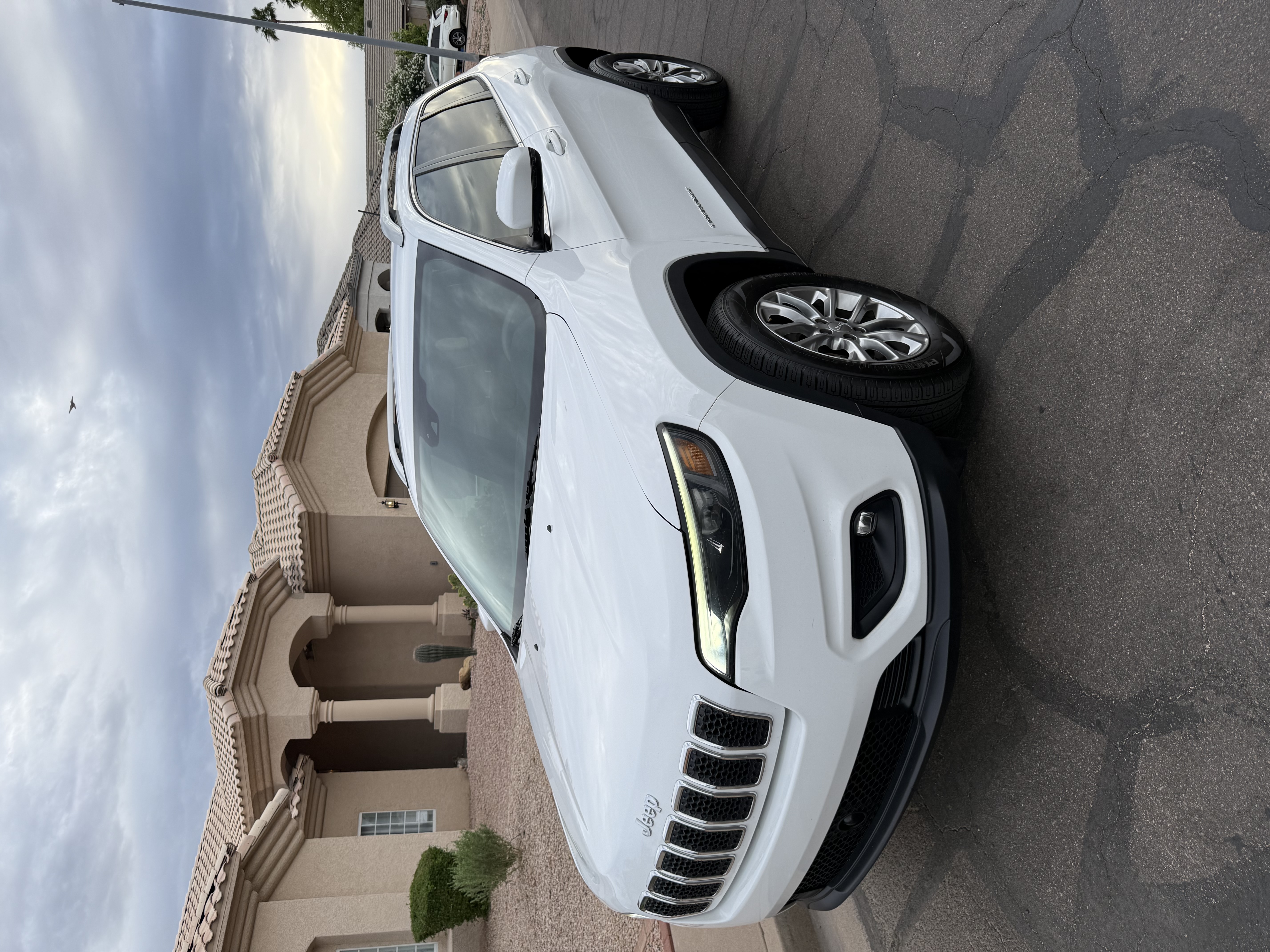 Used 2020 Jeep Cherokee Latitude Plus w/ Advanced Safety Group FWD image 4