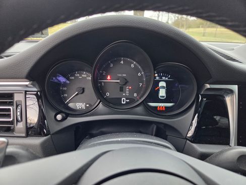 Used 2024 Porsche Macan image 15