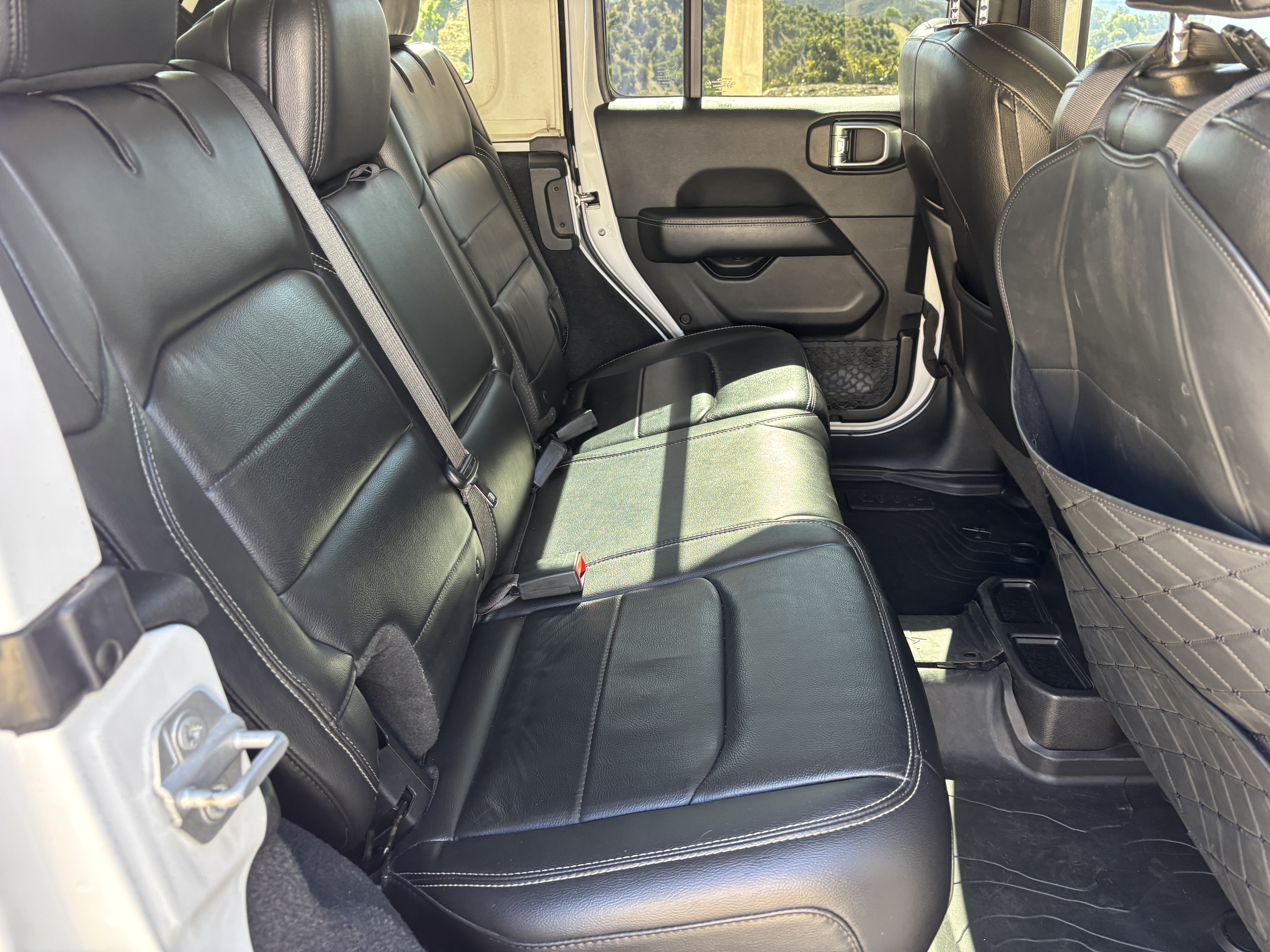 Used 2018 Jeep Wrangler Unlimited Sahara w/ Dual Top Group AWD/4WD image 17