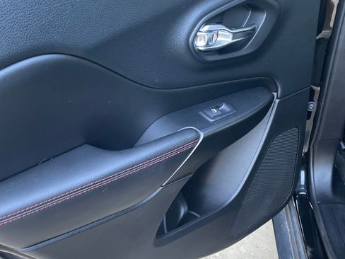 Used 2019 Jeep Cherokee Trailhawk AWD/4WD image 9