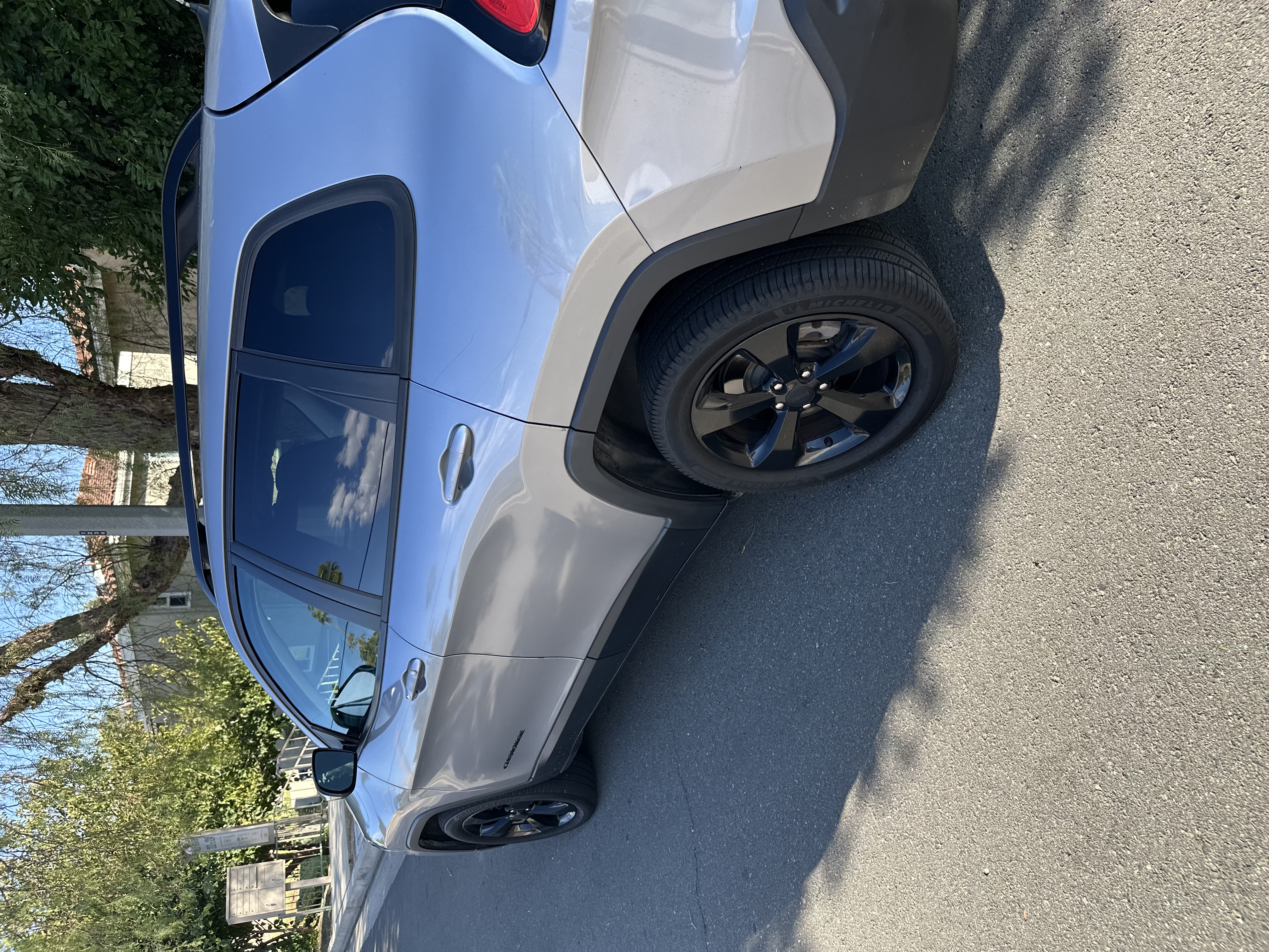 Used 2016 Jeep Cherokee Latitude FWD image 1