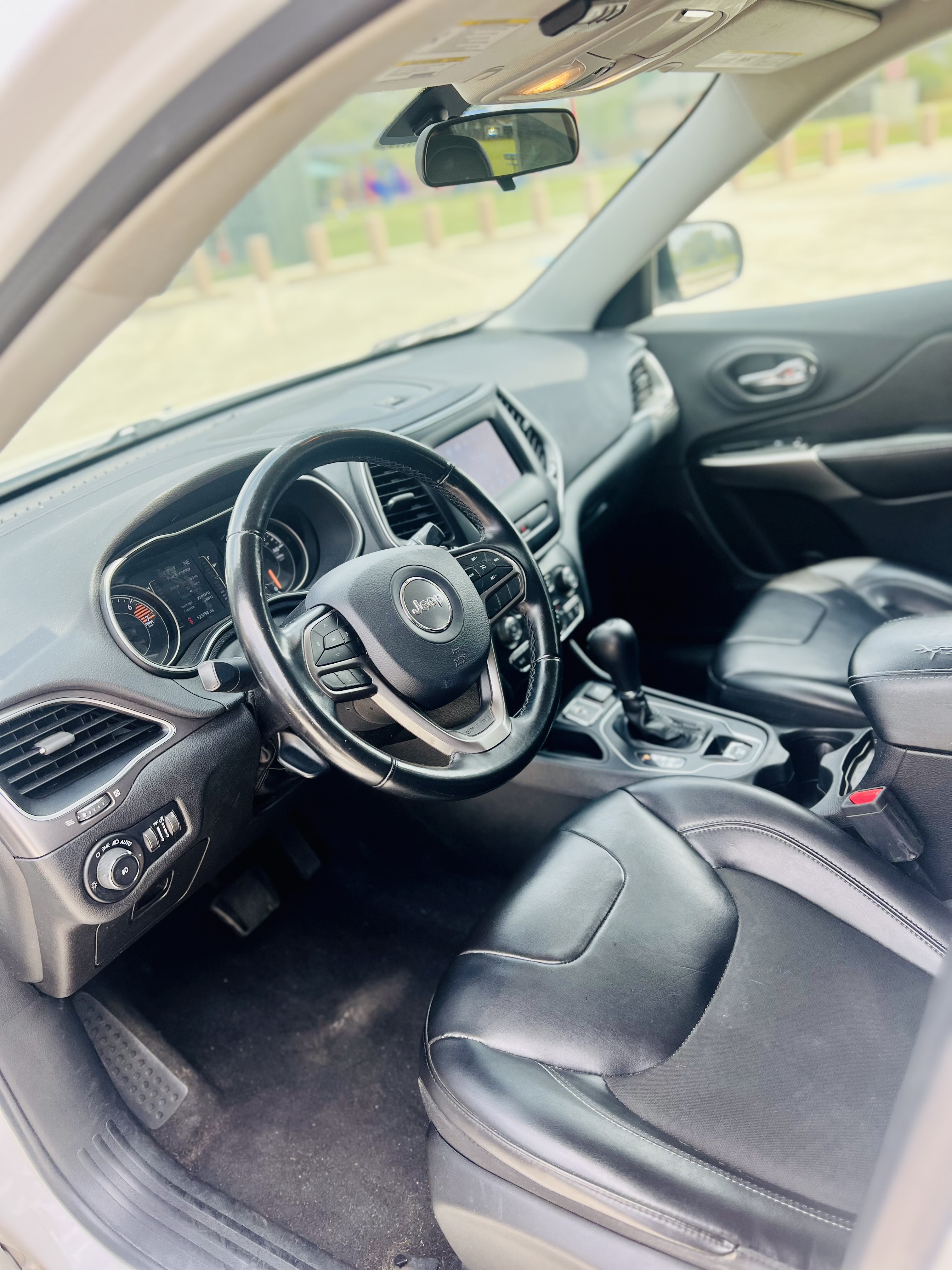 Used 2019 Jeep Cherokee Latitude Plus FWD image 1